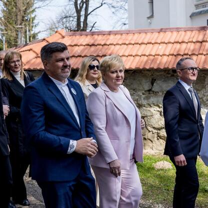 Grzegorz Boski, wicemarszałek województwa śląskiego, uczestniczy w tradycyjnym pasturowaniu w Rychwałdzie. (wygenerowano przez AI)
