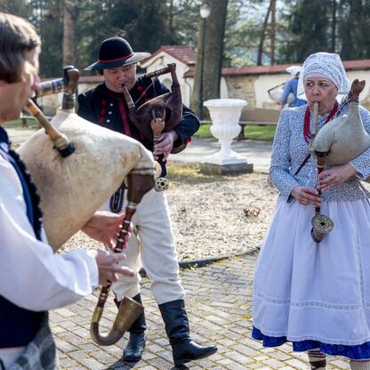 Zapoczątkowano sezon pasterski w Rychwałdzie, gdzie tradycyjne obrzędy pasterskie i muzyka bagienna uczczone są w tradycyjnym stroju. (wygenerowano przez AI)