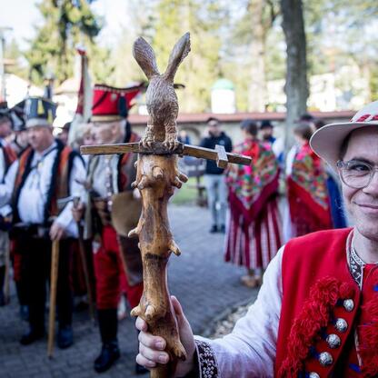 Inauguracja sezonu pasterskiego w Rychwałdzie, Żywiecczyzna, z udziałem samorządowców i tradycyjnych obrzędów. (wygenerowano przez AI)