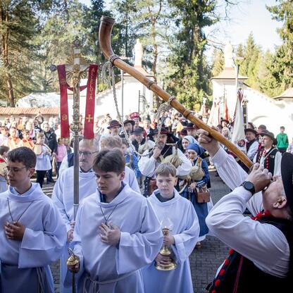 W Rychwałdzie na Żywiecczyźnie zainaugurowano sezon pasterski województwa śląskiego. Uczestnicy w tradycyjnych strojach przewożą ceremoniałowe przedmioty, symbolizujące kulturę i religię regionu. (wygenerowano przez AI)