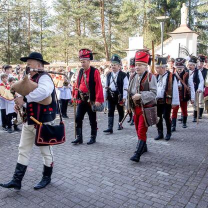 Zapoczątkowano sezon pasterski w Rychwałdzie na Żywiecczyźnie, gdzie tradycyjne obrzędy pasterskie i degustacja potraw regionalnych przyciągają uczestników. (wygenerowano przez AI)