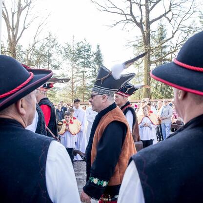 Inauguracja sezonu pasterskiego w Rychwałdzie, Żywiecczyzna, z udziałem samorządowców i tradycyjnych obrzędów. (wygenerowano przez AI)