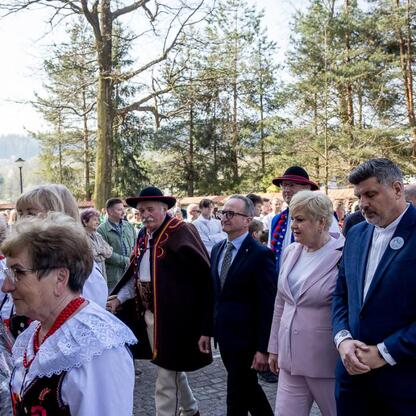 Wicemarszałek Grzegorz Boski uczestniczy w ceremonii inauguracji sezonu pasterskiego w Rychwałdzie. (wygenerowano przez AI)