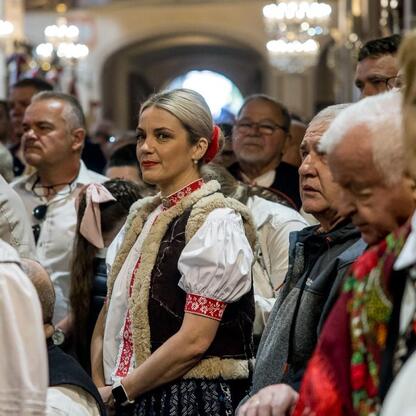 Inauguracja sezonu pasterskiego w Rychwałdzie, Śląsk, z udziałem lokalnych i samorządowych autorów. (wygenerowano przez AI)