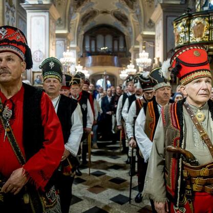 Zapoczątkowano sezon pasterski w Rychwałdzie, z udziałem lokalnych samorządowców i parlamentarzystów. (wygenerowano przez AI)