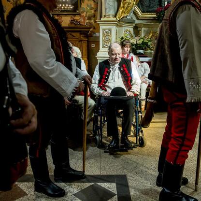 Tradycyjna inauguracja sezonu pasterskiego w Rychwałdzie, Śląsk. (wygenerowano przez AI)