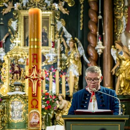 Wernisaż sezonu pasterskiego w Rychwałdzie, Śląsk, z udziałem lokalnych autorów i samorządowców. (wygenerowano przez AI)