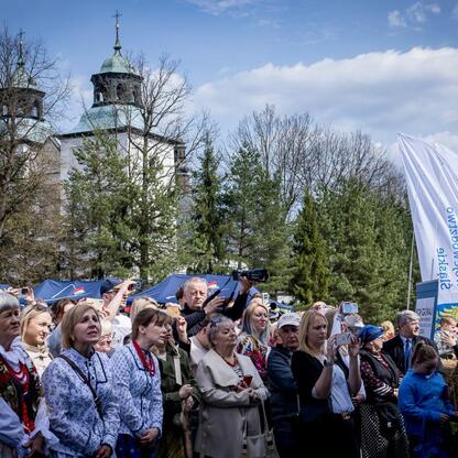 Inauguracja sezonu pasterskiego w Rychwałdzie, Żywiecckie, z udziałem lokalnych i samorządowych autorów. (wygenerowano przez AI)