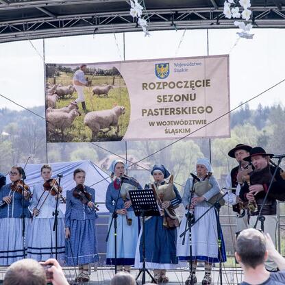 Wernisaż sezonu pasterskiego w Silesia. Muzyka i tradycje na scenie. (wygenerowano przez AI)