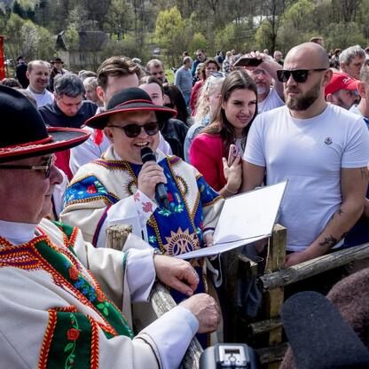 Inauguracja sezonu pasterskiego w Rychwałdzie, Śląsk, z udziałem lokalnych i samorządowych autorów. (wygenerowano przez AI)