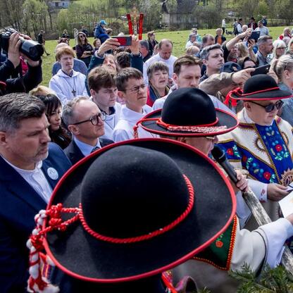Wczesny sezon pasterski w Rychwałdzie, inauguracja tradycyjna województwa śląskiego. (wygenerowano przez AI)