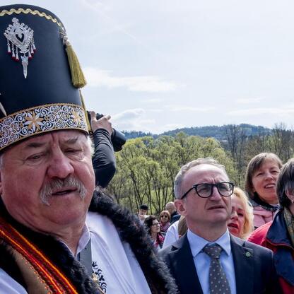 Grzegorz Boski, wicemarszałek województwa śląskiego, uczestniczy w inauguracji sezonu pasterskiego w Rychwałdzie. (wygenerowano przez AI)