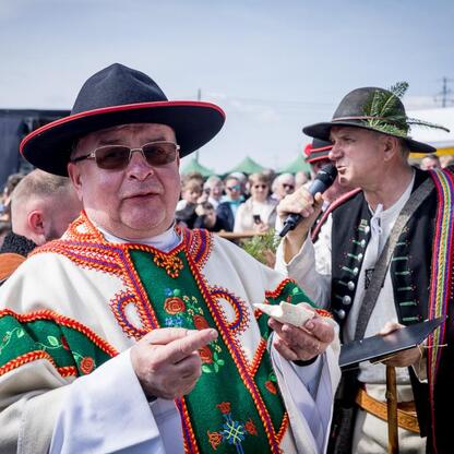 Inauguracja sezonu pasterskiego w Rychwałdzie, Żywiecczyzna, Śląskie Voivodeship, Polska. Uczestnicy w tradycyjnych strojach pasterskich uczestniczą w ceremonii. (wygenerowano przez AI)