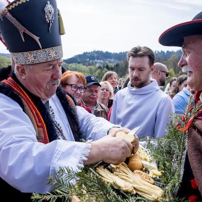 Tradycyjny Redyk w Rychwałdzie, zainaugurowujący sezon pasterski w Śląsku. (wygenerowano przez AI)
