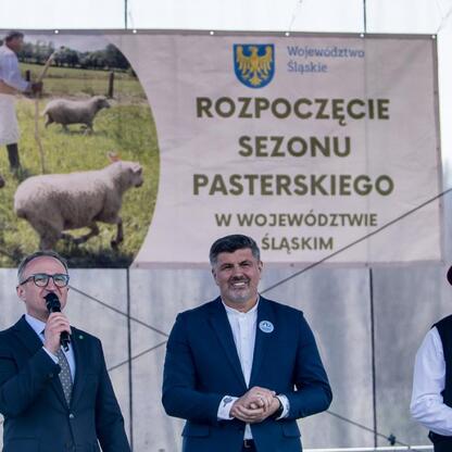 Wicemarszałek Województwa Śląskiego Grzegorz Boski przemawia na otwarciu sezonu pasterskiego w Rychwałdzie. (wygenerowano przez AI)