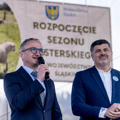Wicemarszałek Grzegorz Boski otwiera sezon pasterski w Rychwałdzie, Żywieckie. (wygenerowano przez AI)