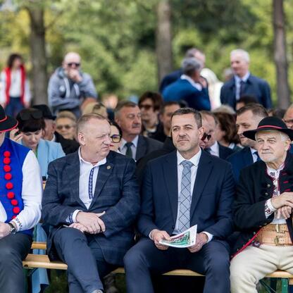 Tradycyjna inauguracja sezonu pasterskiego w Rychwałdzie, zorganizowana w ramach Roku Górali i Obrzędów Pasterskich w Województwie Śląskim. (wygenerowano przez AI)