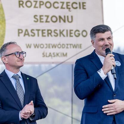Wicemarszałek Województwa Śląskiego Grzegorz Boski uczestniczy w ceremonii otwarcia sezonu pasterskiego w Rychwałdzie. (wygenerowano przez AI)