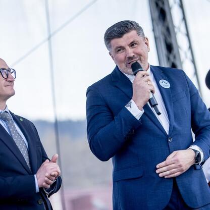 Wicemarszałek Województwa Śląskiego Grzegorz Boski przemawia podczas inauguracji sezonu pasterskiego w Rychwałdzie. (wygenerowano przez AI)