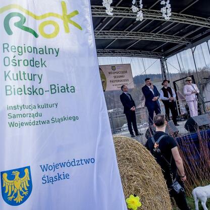 Wernisaż sezonu pasterskiego w Rychwałdzie, Żywiecckie, Śląsk. Otwarcie z okazji Roku Górali i Obrzędów Pasterskich. (wygenerowano przez AI)