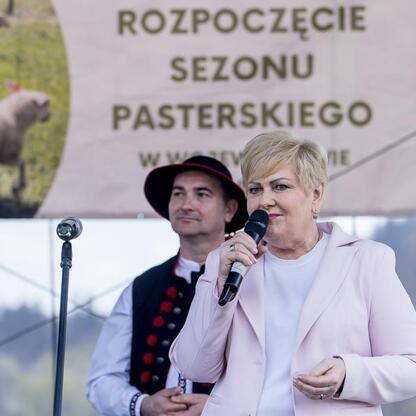 Wczesną wiosną w Rychwałdzie na Żywiecczyźnie zainaugurowano sezon pasterski. (wygenerowano przez AI)