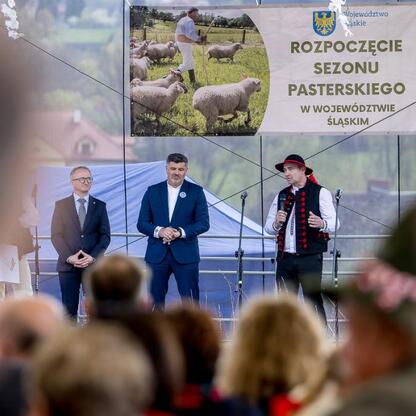 Wicemarszałek Grzegorz Boski uczestniczy w ceremonii otwarcia sezonu pasterskiego w Silesia. (wygenerowano przez AI)