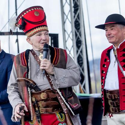 Zapoczątkowano sezon pasterski w Rychwałdzie, z udziałem samorządowców i artystów. (wygenerowano przez AI)