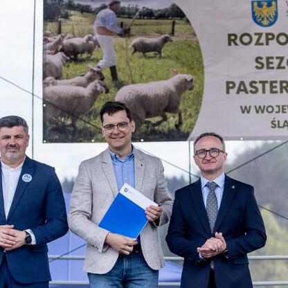 Wicemarszałek Województwa Grzegorz Boski uczestniczy w ceremonii otwarcia sezonu pasterskiego w Rychwałdzie na Żywiecczyźnie. (wygenerowano przez AI)