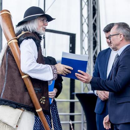 Tradycyjna inauguracja sezonu pasterskiego w Rychwałdzie, Żywiecczyzna, Śląsk. Uroczystość z udziałem samorządowców i artystów. (wygenerowano przez AI)