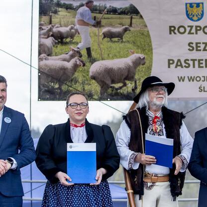 Wicemarszałek Województwa Śląskiego Grzegorz Boski uczestniczy w ceremonii otwarcia sezonu pasterskiego w Rychwałdzie na Żywiecczyźnie. (wygenerowano przez AI)