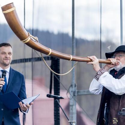 Tradycyjna inauguracja sezonu pasterskiego w Rychwałdzie, z udziałem samorządowców i artystów. (wygenerowano przez AI)