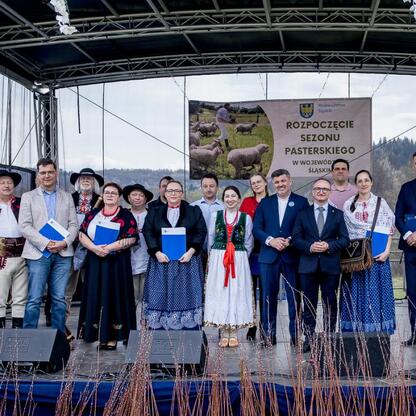 Grzegorz Boski, wicemarszałek województwa śląskiego, otwiera sezon pasterski w Rychwałdzie. (wygenerowano przez AI)