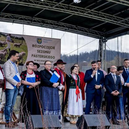 Wicemarszałek Województwa Śląskiego Grzegorz Boski uczestniczy w ceremonii otwarcia sezonu pasterskiego w Rychwałdzie. (wygenerowano przez AI)