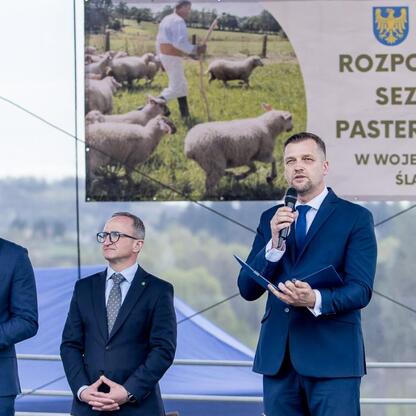Wicemarszałek Grzegorz Boski przemawia na otwarciu sezonu pasterskiego w Silesia. (wygenerowano przez AI)