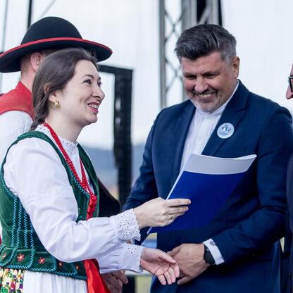 Wicemarszałek Grzegorz Boski uczestniczy w ceremonii inauguracji sezonu pasterskiego w Rychwałdzie, Żywiecczyzna, Śląskie Voivodeship, Polska. (wygenerowano przez AI)