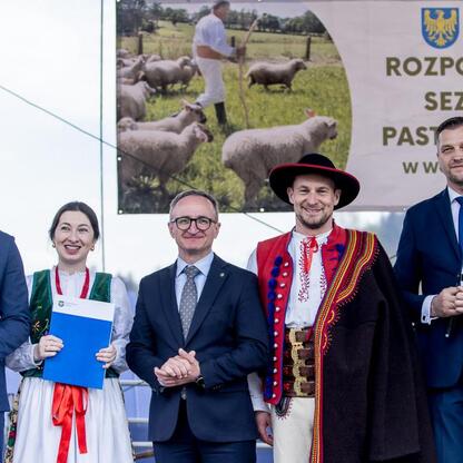 Wicemarszałek Grzegorz Boski uczestniczy w ceremonii otwarcia sezonu pasterskiego w Rychwałdzie na Żywiecczyźnie. (wygenerowano przez AI)