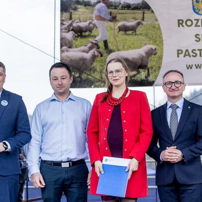 Grzegorz Boski, wicemarszałek województwa śląskiego, wraz z kolegami zainaugurował sezon pasterski w Silesia. (wygenerowano przez AI)