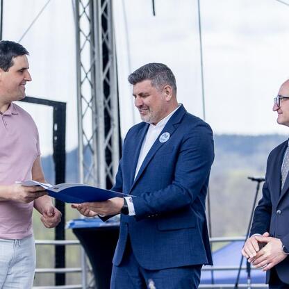 Wicemarszałek Grzegorz Boski oficjalnie rozpoczyna sezon pasterski w Rychwałdzie. (wygenerowano przez AI)