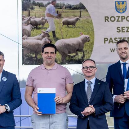 Wicemarszałek Województwa Grzegorz Boski na uroczystym otwarciu sezonu pasterskiego w Silesia. (wygenerowano przez AI)