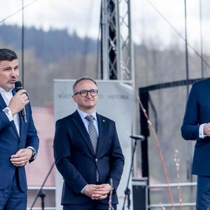 Wicemarszałek Województwa Grzegorz Boski uczestniczy w inauguracji sezonu pasterskiego w Rychwałdzie na Żywiecczyźnie. (wygenerowano przez AI)
