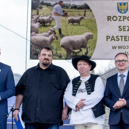 Wicemarszałek Województwa Grzegorz Boski uczestniczy w ceremonii otwarcia sezonu pasterskiego w Rychwałdzie na Żywiecczyźnie. (wygenerowano przez AI)