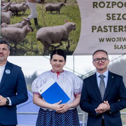 Grzegorz Boski, wicemarszałek województwa śląskiego, wraz z parlamentarzystami i samorządowcami uczestniczy w uroczystości rozpoczęcia sezonu pasterskiego w Rychwałdzie na Żywiecczyźnie. (wygenerowano przez AI)