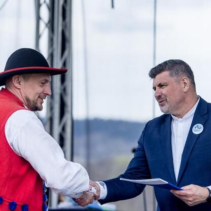 Inauguracja sezonu pasterskiego w Rychwałdzie, Żywieccie, Śląskie. Tradycyjne spotkanie pasterskie z reprezentantami lokalnej administracji. (wygenerowano przez AI)