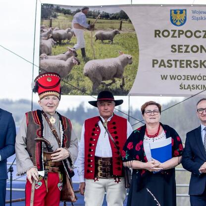 Wczesny sezon pasterski w Silesia: inauguracja w Rychwałdzie. (wygenerowano przez AI)