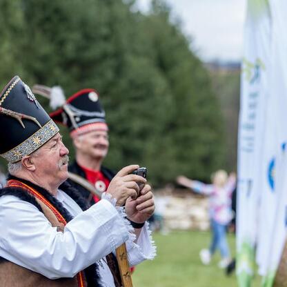 Inauguracja sezonu pasterskiego w Rychwałdzie, tradycyjne obrzędy i festyn lokalnych pasterskich. (wygenerowano przez AI)