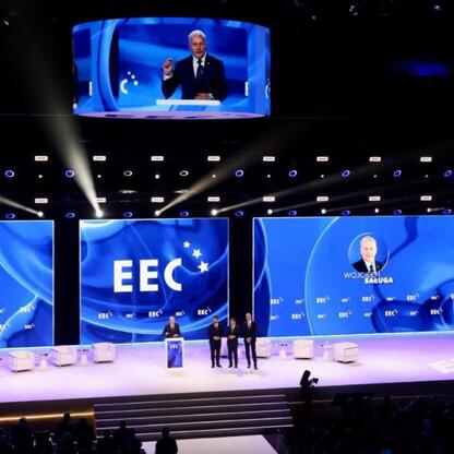 Wojciech Saługa, Marszałek Województwa Śląskiego, prowadzi ceremonię otwarcia Europejskiego Kongresu Gospodarczego w Katowicach. (wygenerowano przez AI)
