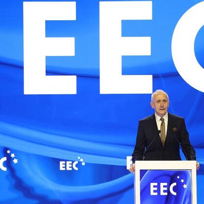 Wicemarszałek Województwa Śląskiego Leszek Pietraszek przemawia na Europejskim Ekonomicznym Kongresie w Katowicach. (wygenerowano przez AI)