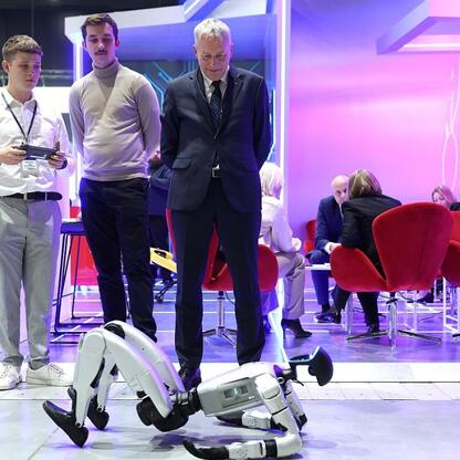 Robot na wystawie podczas Europejskiego Kongresu Gospodarczego w Katowicach. (wygenerowano przez AI)