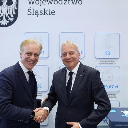 Wojciech Saługa, Marszałek Województwa Śląskiego, wita gościa na Europejskim Kongresie Gospodarczym. (wygenerowano przez AI)