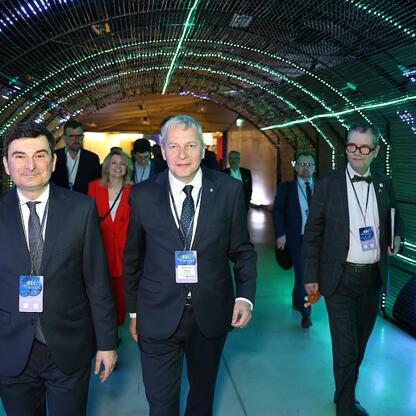 Wojciech Saługa, Marszałek Województwa Śląskiego, prowadzi grupę dignitarzy podczas inauguracji Europejskiego Ekonomicznego Kongresu w Katowicach. (wygenerowano przez AI)